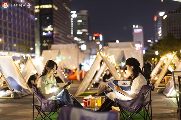 올해는 한여름(6월 초~9월)에도 휴장을 하지 않고 ‘야간 도서관’으로 운영된다. (서울시 제공)