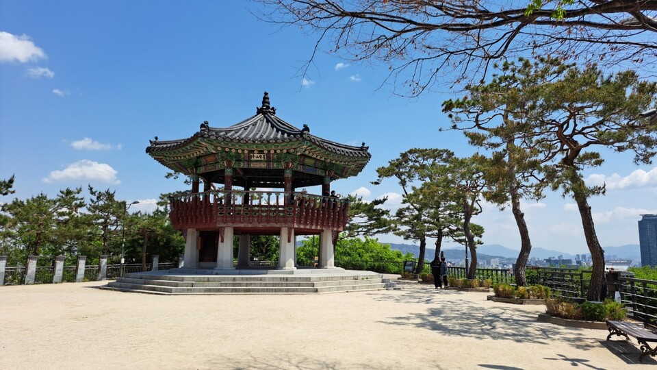 [손자에게 들려주는 서울 이야기 ⑤] 새해 해돋이 일출 명소-응봉산 팔각정